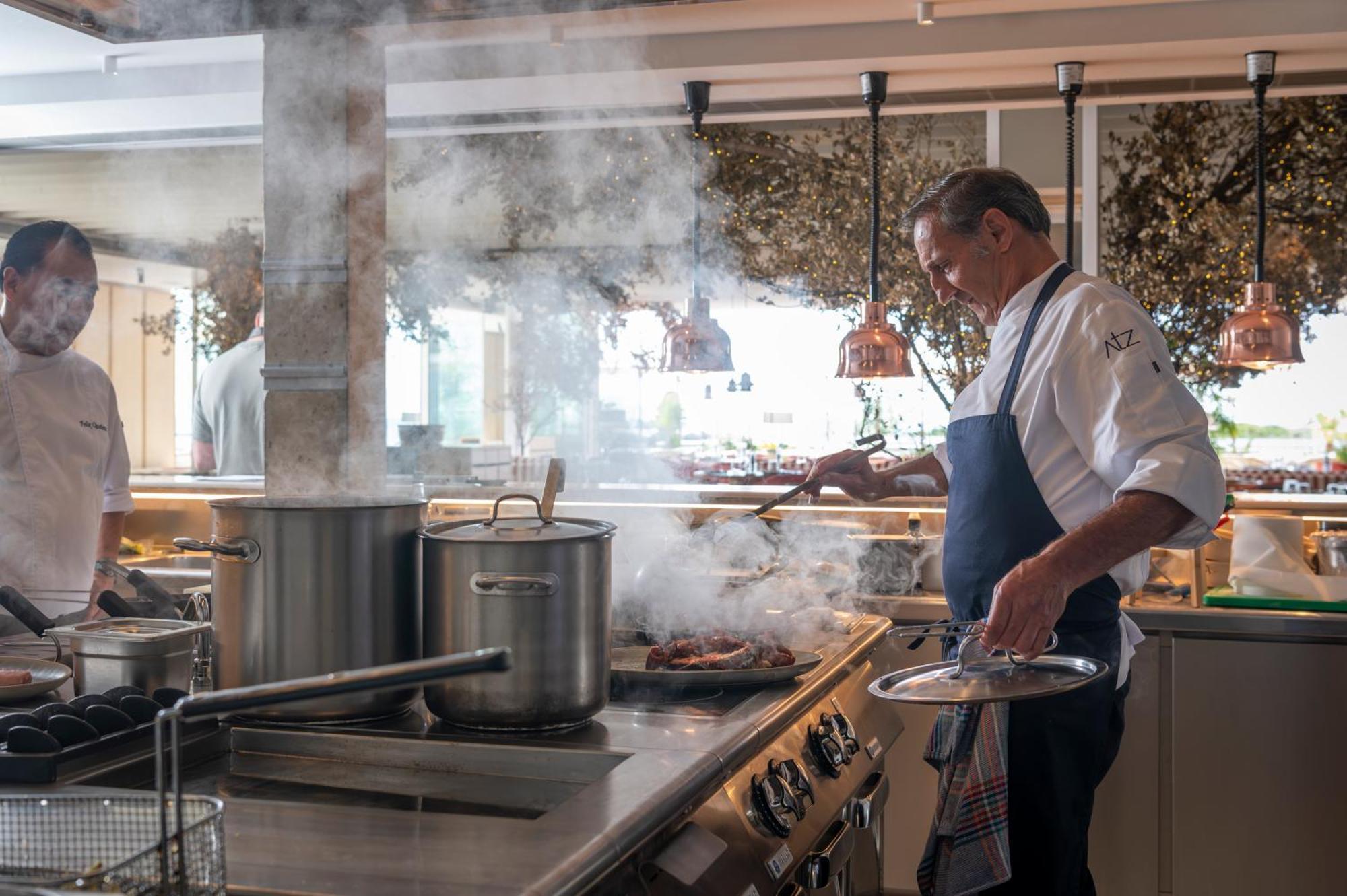 Atzavara Hotel & Spa Santa Susanna Exterior foto Chef preparing food